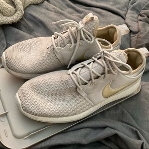Nike Women’s Roshe Two Running Shoes in Light Bone/Metallic Gold, size 9